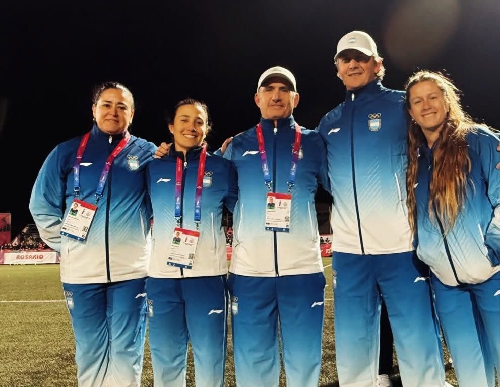 FACUNDO SALAS Y SU ALEGRÍA POR EL LOGRO CON LAS YAGUARETÉS JUNTO AL STAFF